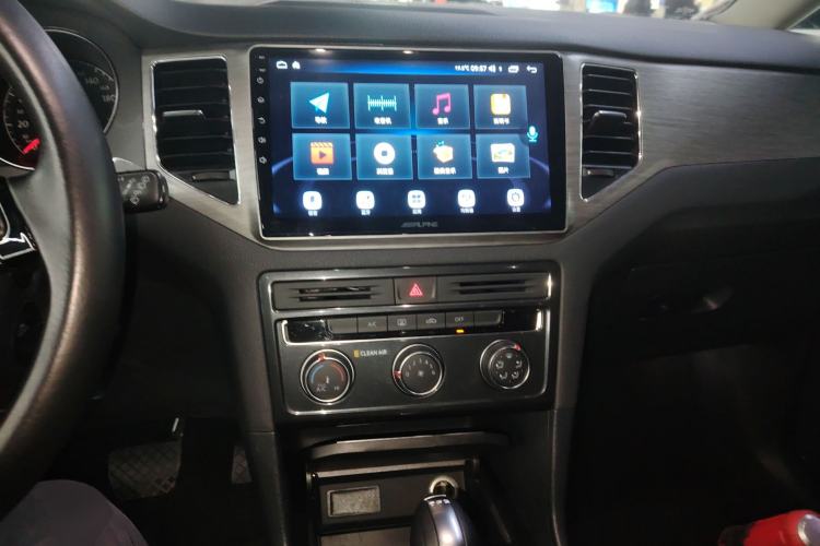 Used Volkswagen Golf Sportsvan 2018 230TSI Automatic Trend Edition Center Console