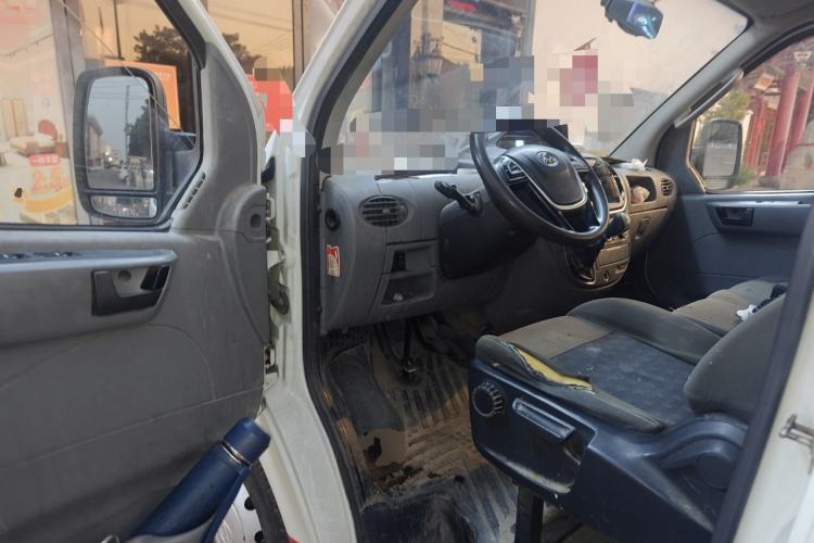 Used SAIC MAXUS Xintu V80 2018 2.5T 6-Speed Manual Aoyuntong Short Wheelbase Mid-Height 5-6 Seater
