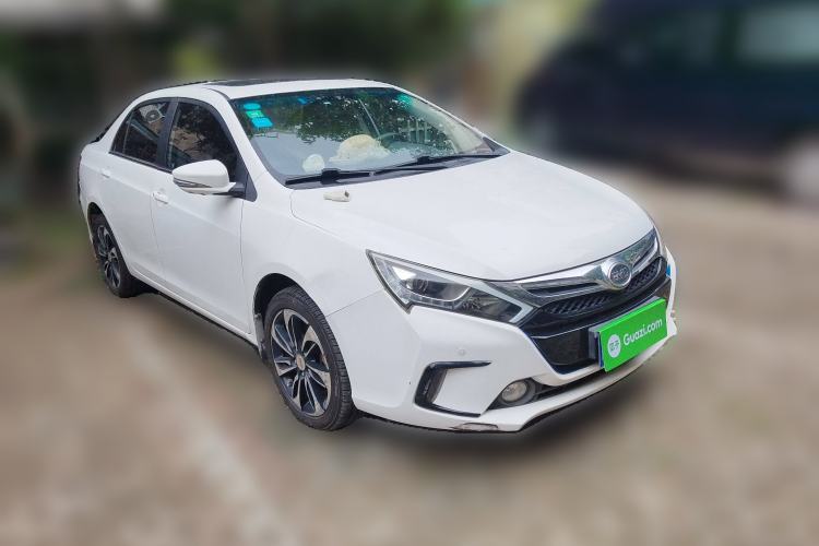 Used BYD Qin New Energy 2015 1.5T Dual-Crown Flagship Plus Edition Front Right 45 Deg