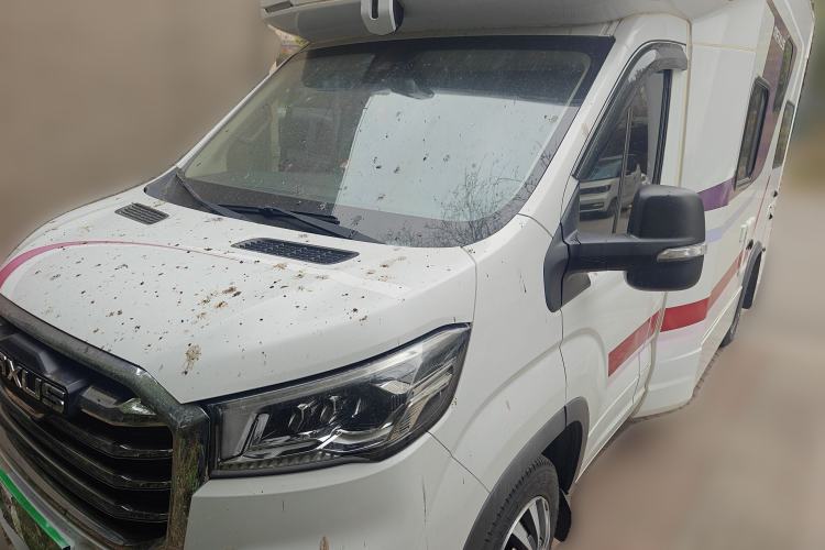 Used SAIC MAXUS V90 RV 2021 2.0T Lifestyle V90 Self-Propelled Class-C RV Flagship Edition with a Small Front Overhead Bed