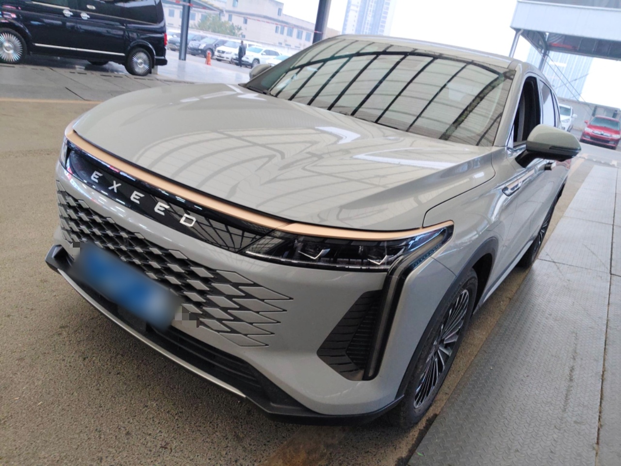 Под передней частью автомобиля