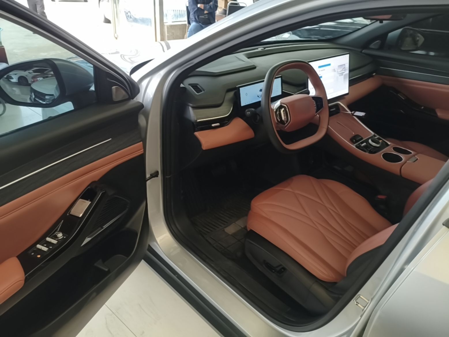 Geely Galaxy L6 2025 EM-i 140km Starship Edition — снимка 18