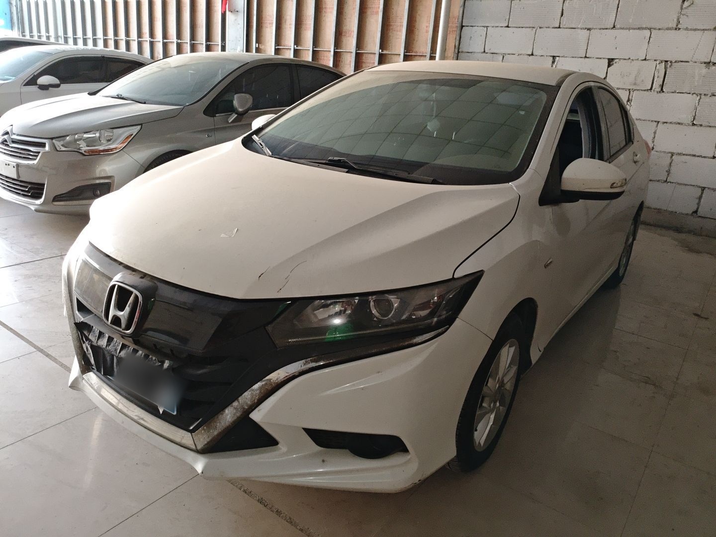 تحت مقدمة السيارة