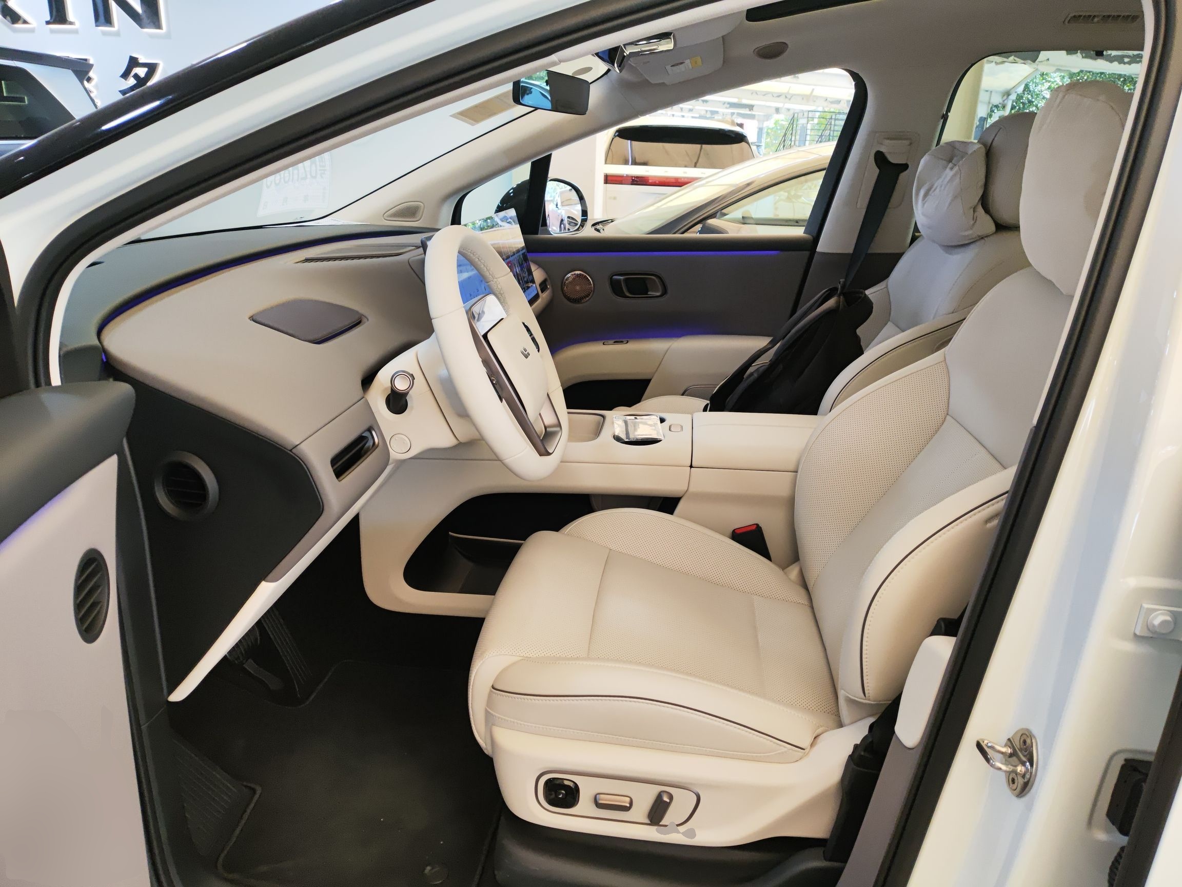 المقاعد الأمامية داخل السيارة