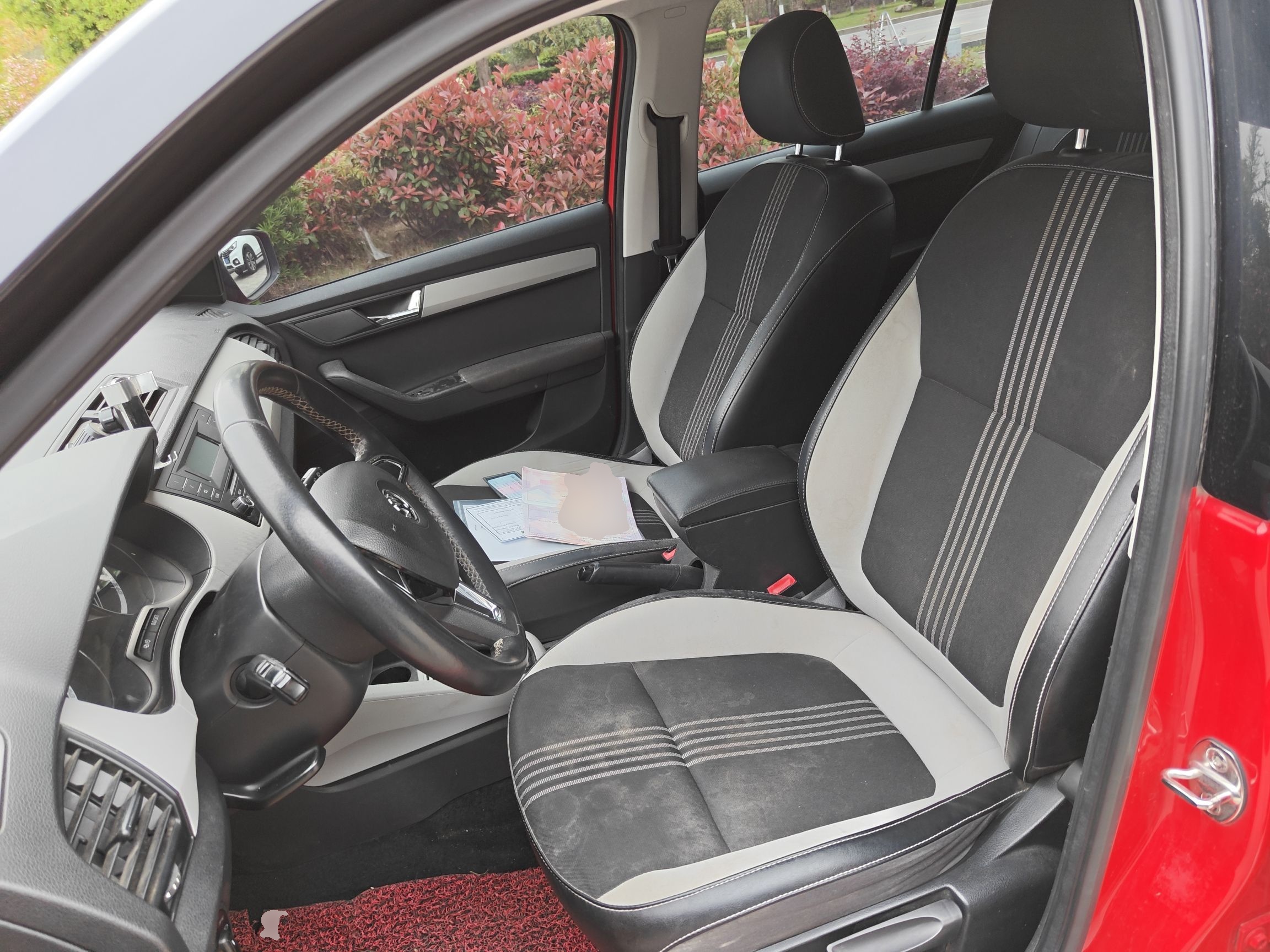 المقاعد الأمامية داخل السيارة