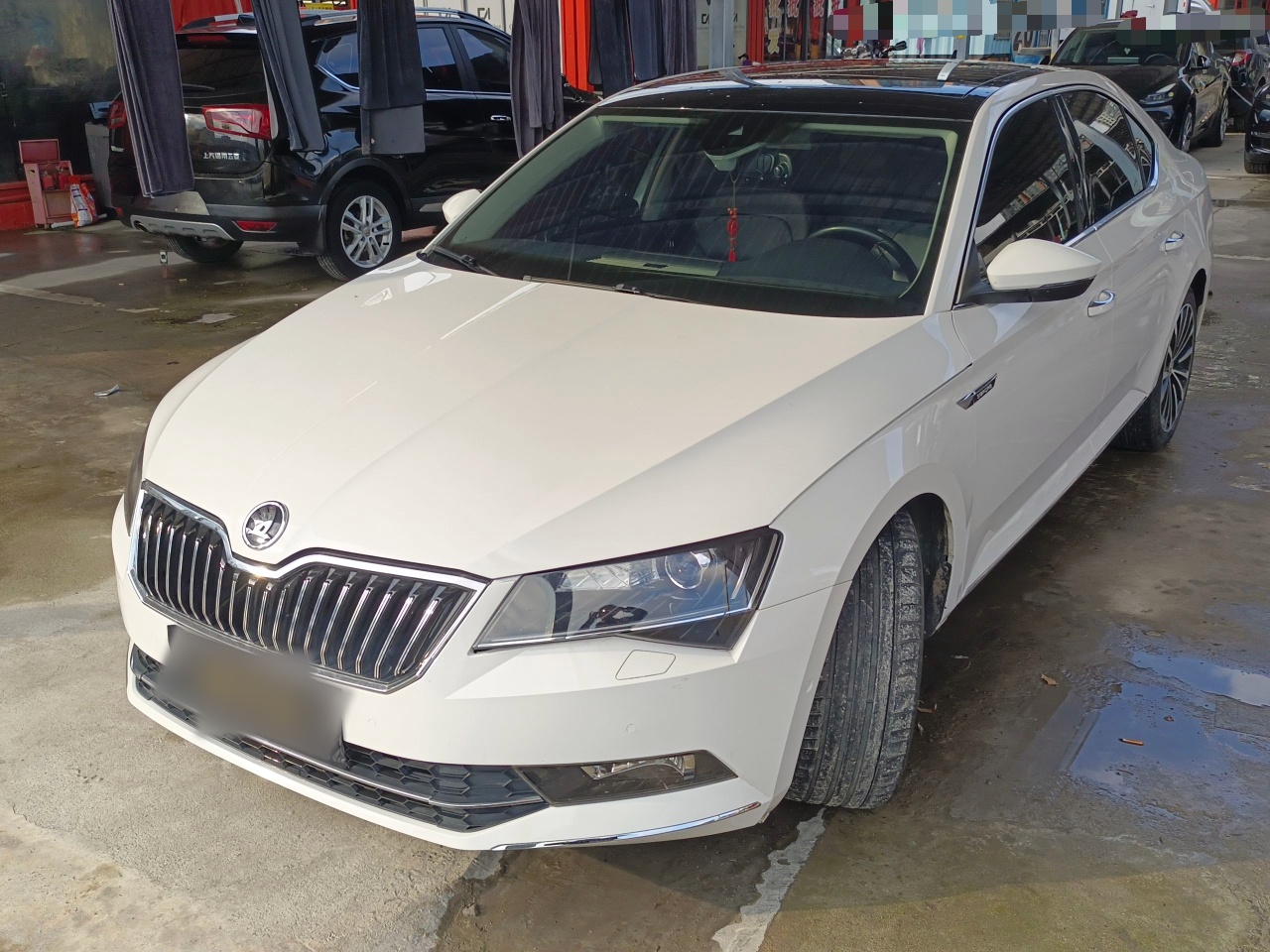 Под передней частью автомобиля