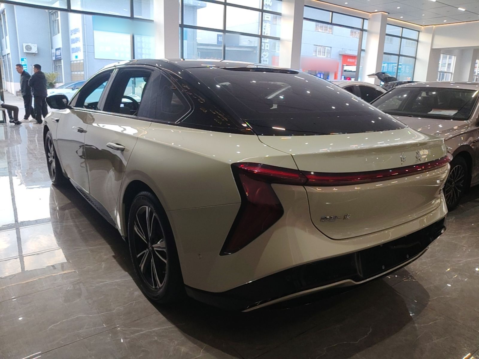 Hongqi EH7 2024 600 Pro Glory Edition — снимка 4