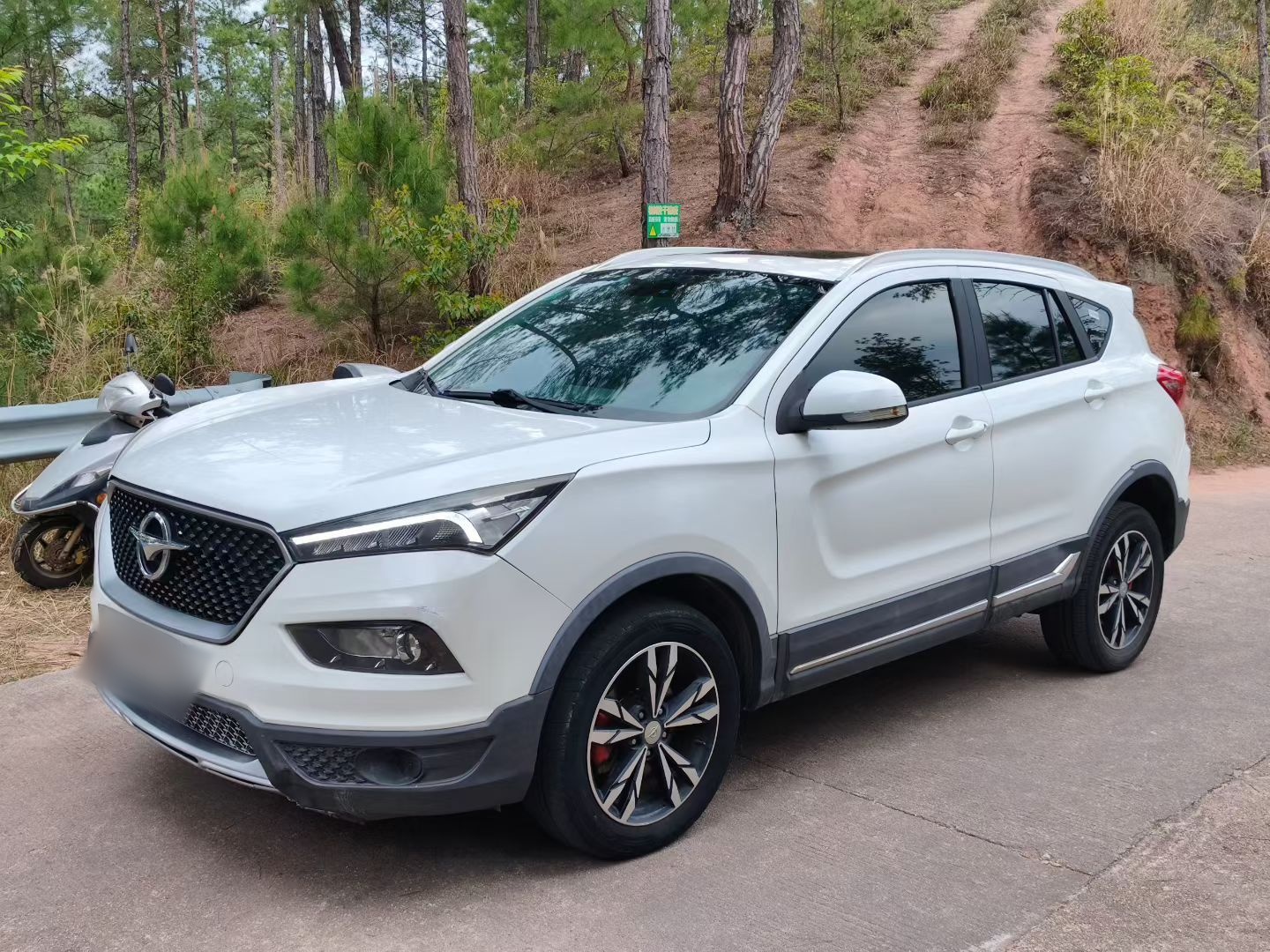 تحت مقدمة السيارة