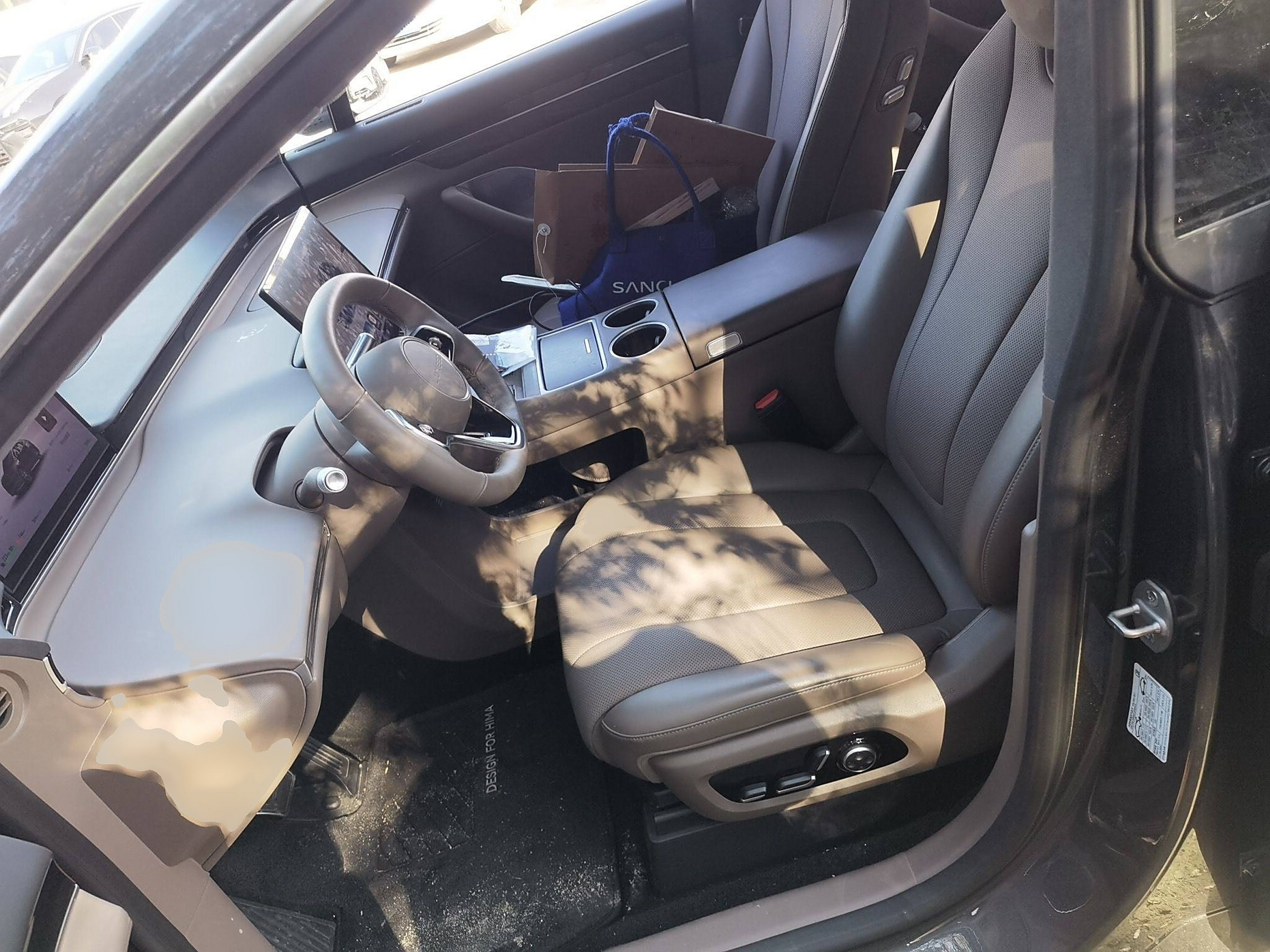 Переднее сиденье в автомобиле