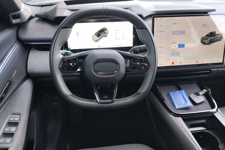 Used Lynk & Co 08 EM-P 2025 220 km All-Wheel-Drive Performance Halo
