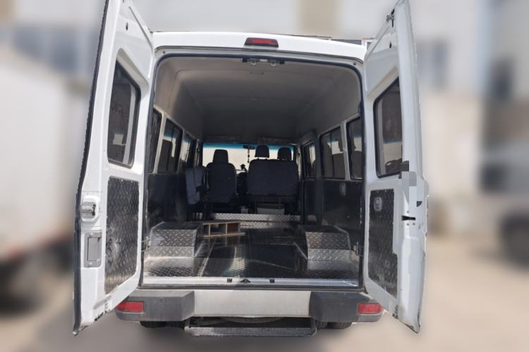 Used Iveco Daily 2022 2.5T A37 M1 Passenger Van 5-9 Seats Long Wheelbase Mid-Roof Design Dual Tires Side Sliding Doors
