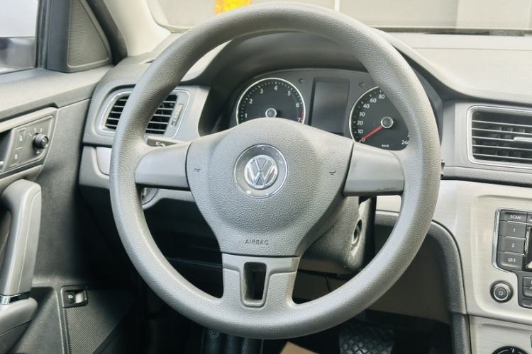 Used Volkswagen Lavida 2013 Restyled Classic 1.6L Automatic Comfort Edition Interior 5