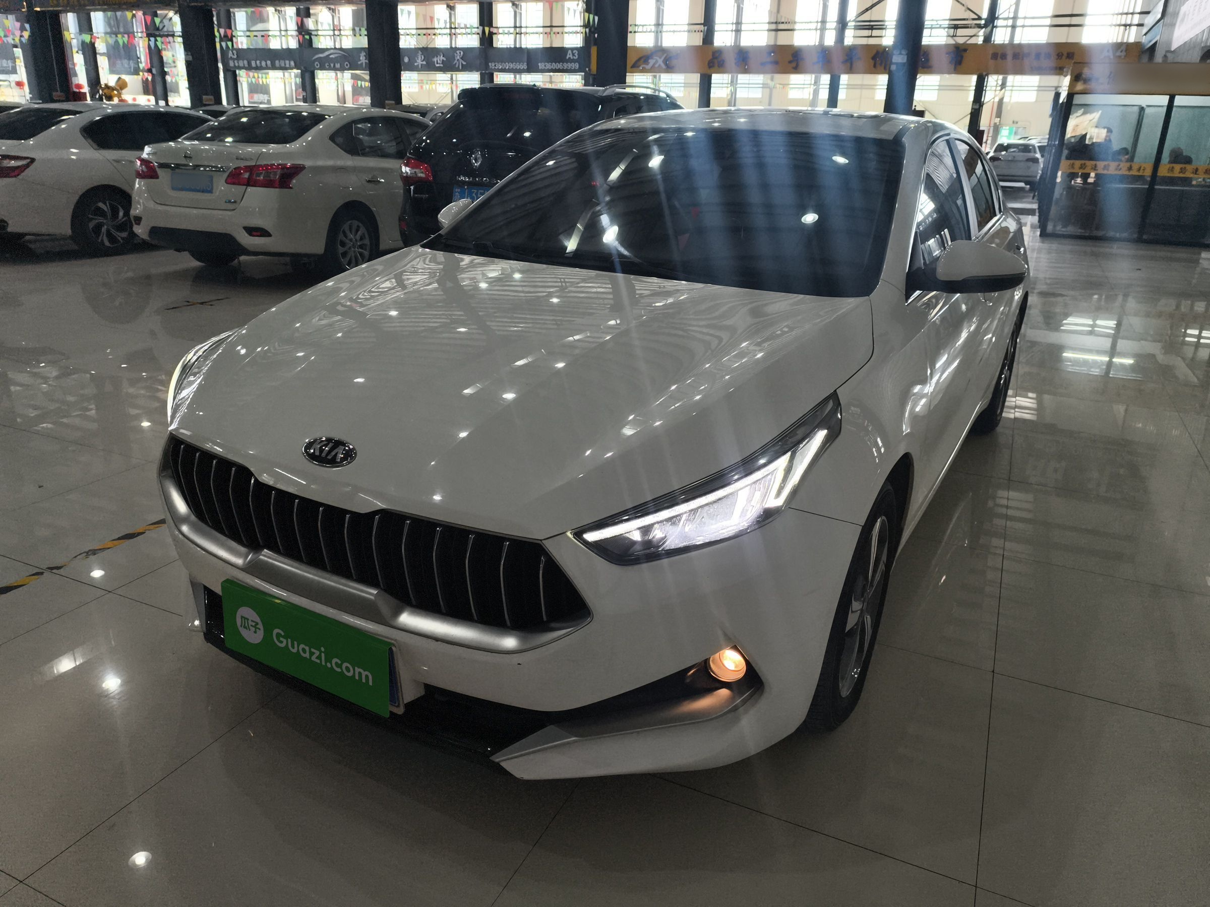 تحت مقدمة السيارة