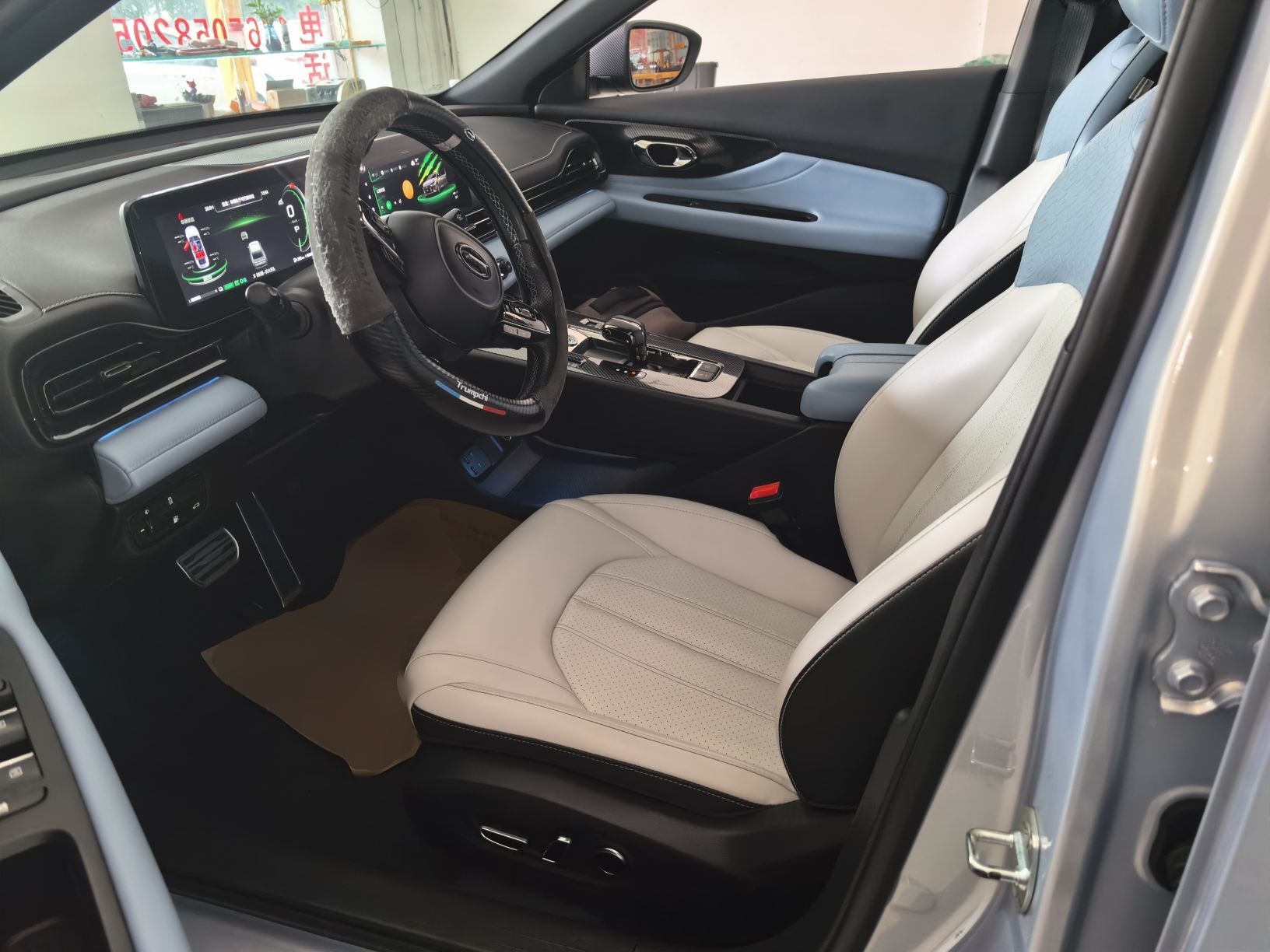 Переднее сиденье в автомобиле