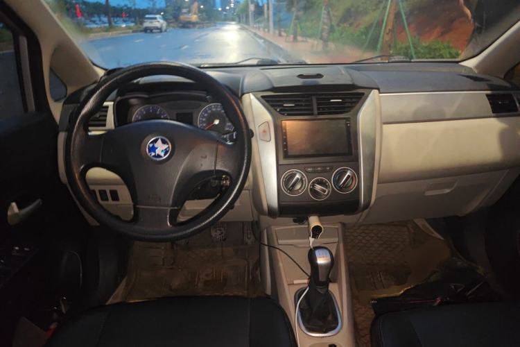 Used Venucia R50 2015 1.6L Manual Fashion Edition
