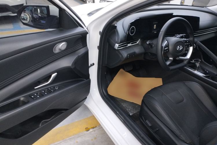 Used Hyundai Elantra 2023 1.5L CVT LUX Prestige Edition Driver Seat