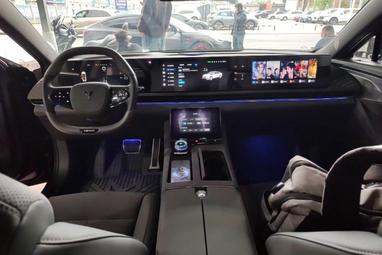 Used VOYAH PASSION 2024 PHEV Four-Wheel Drive Ultra-Long Range Flagship Model Center Console