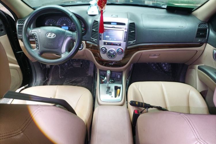 Used Hyundai Santa Fe Classic 2011 2.4 Comfort Edition 7-Seater Two-Wheel Drive Center Console