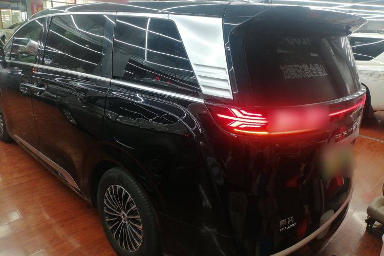 Used Denza D9 2022 EV 600 Four-Wheel Drive Prestige Model
