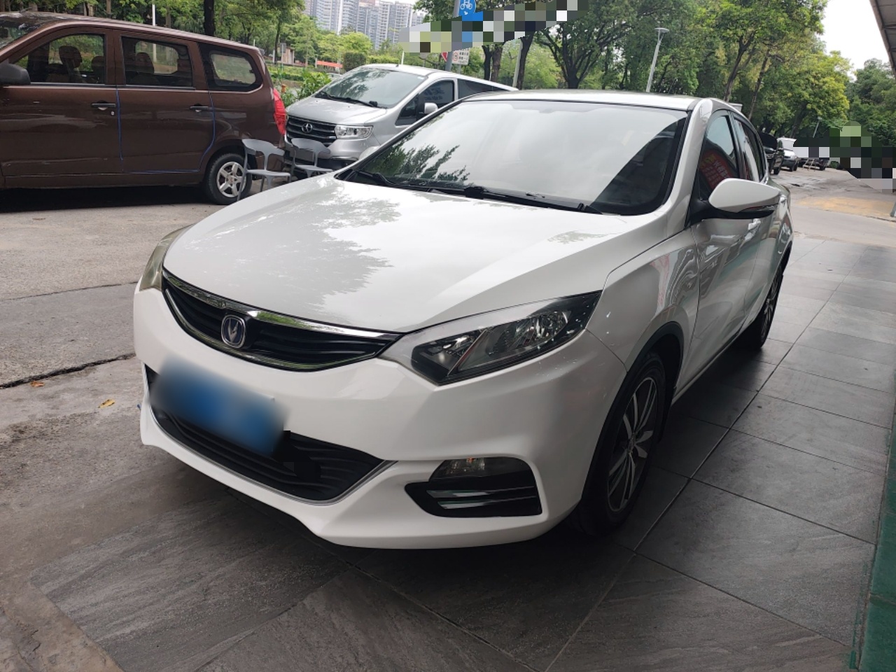 Под передней частью автомобиля