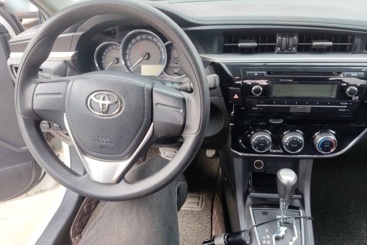 Used Toyota Corolla 2014 1.6L CVT GL Center Console