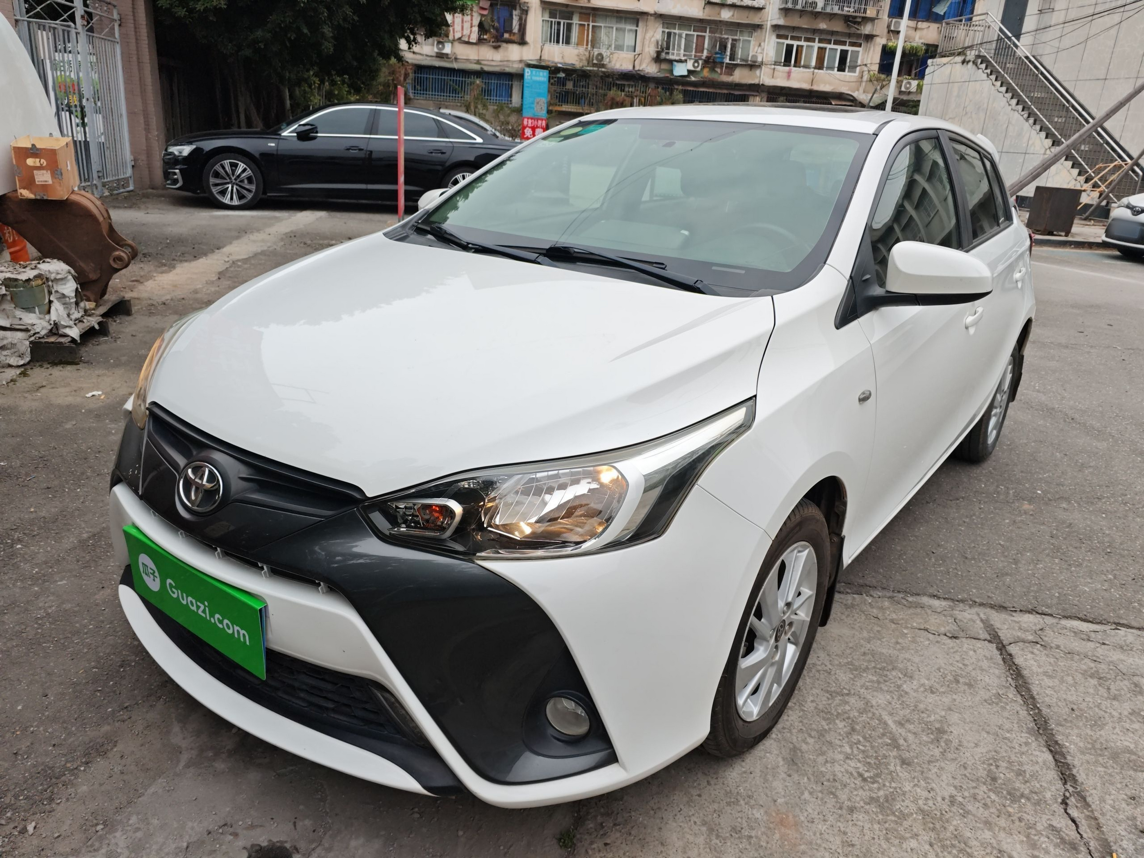 تحت مقدمة السيارة