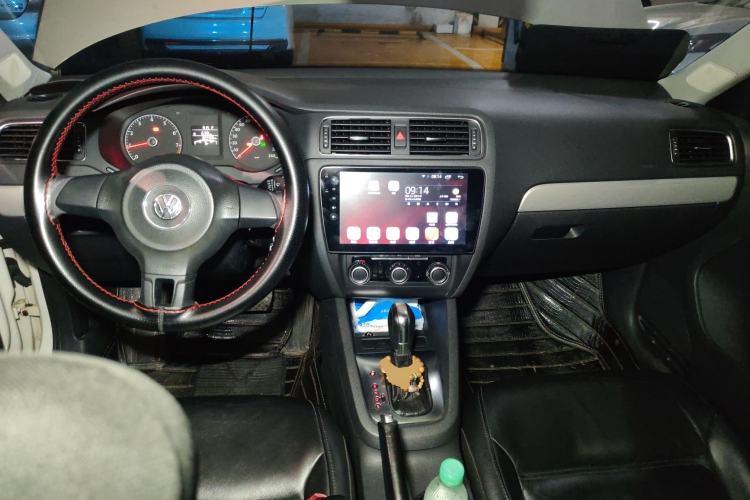 Used Volkswagen Sagitar 2012 1.6L Automatic Comfort Edition Center Console