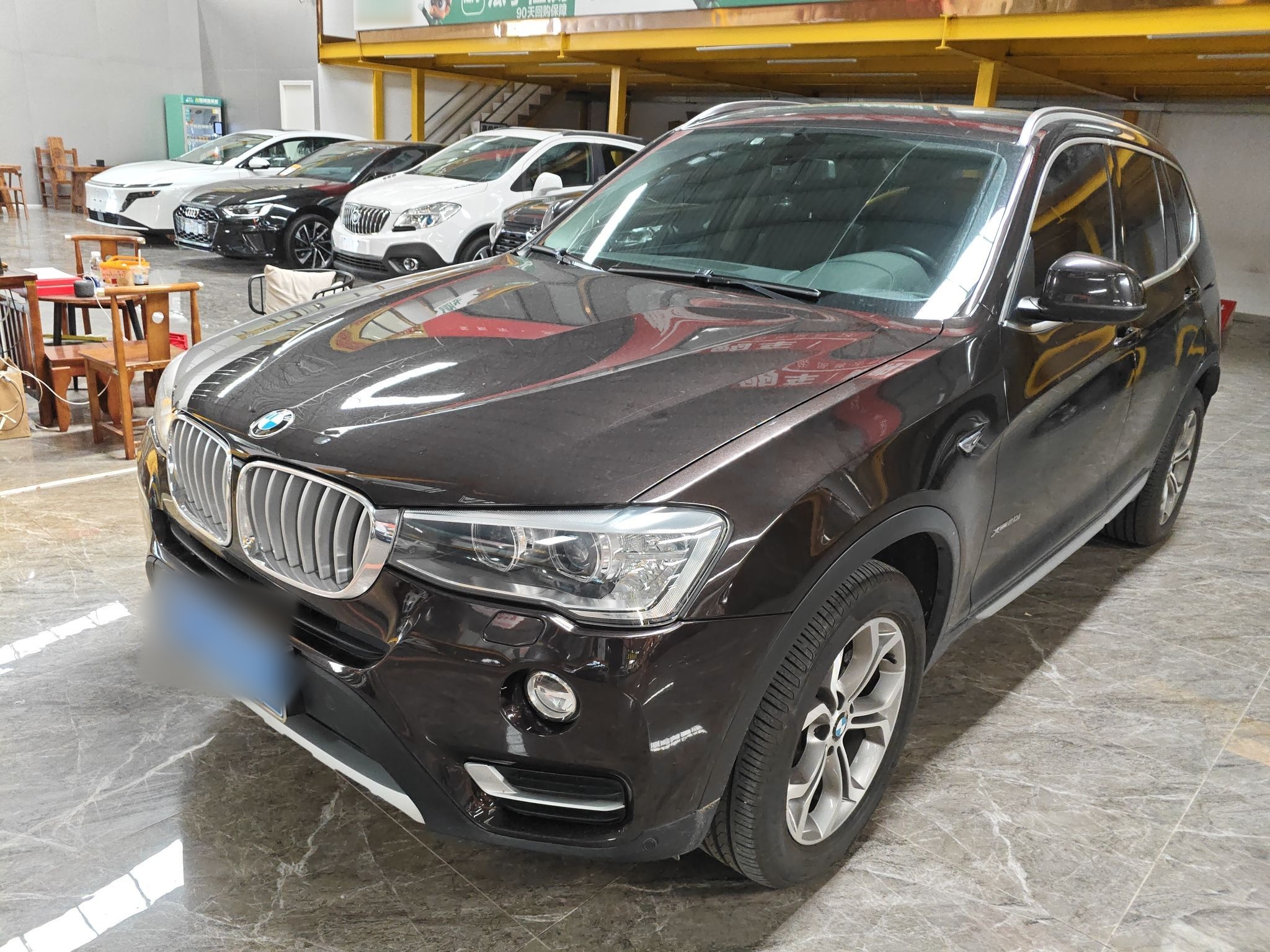 تحت مقدمة السيارة