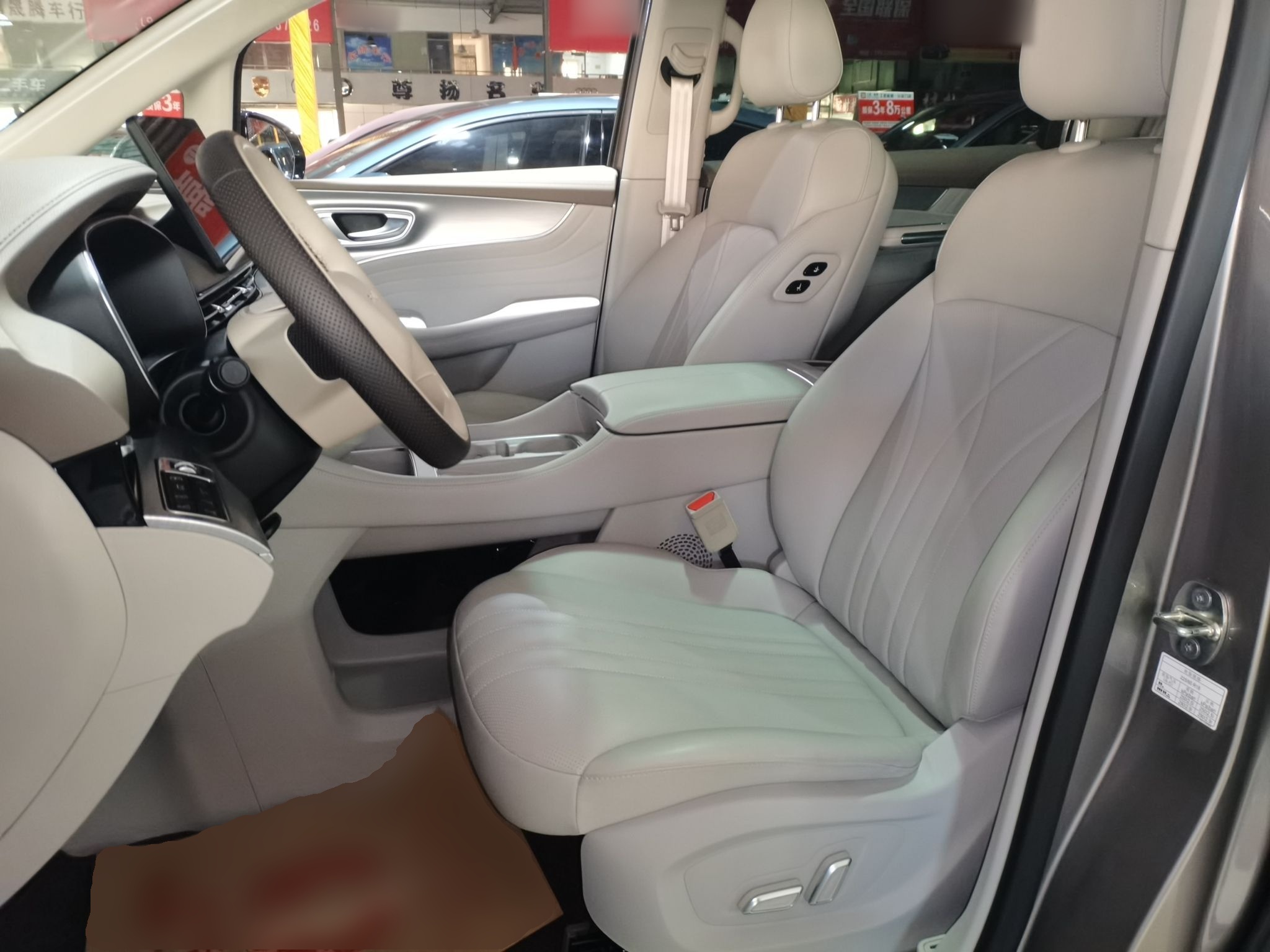 Переднее сиденье в автомобиле