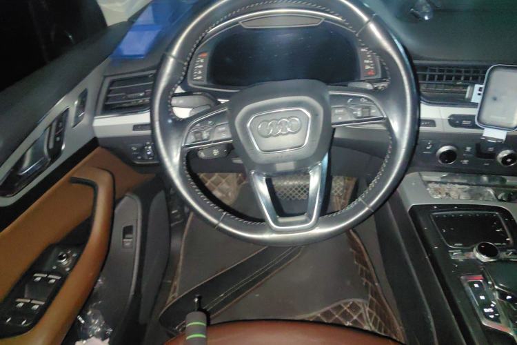 Used Audi Q7 2019 45 TFSI Comfort Model Steering Wheel