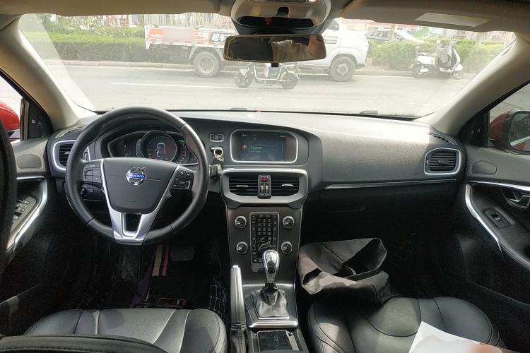 Used Volvo V40 2015 1.6T Zhiya Edition Center Console