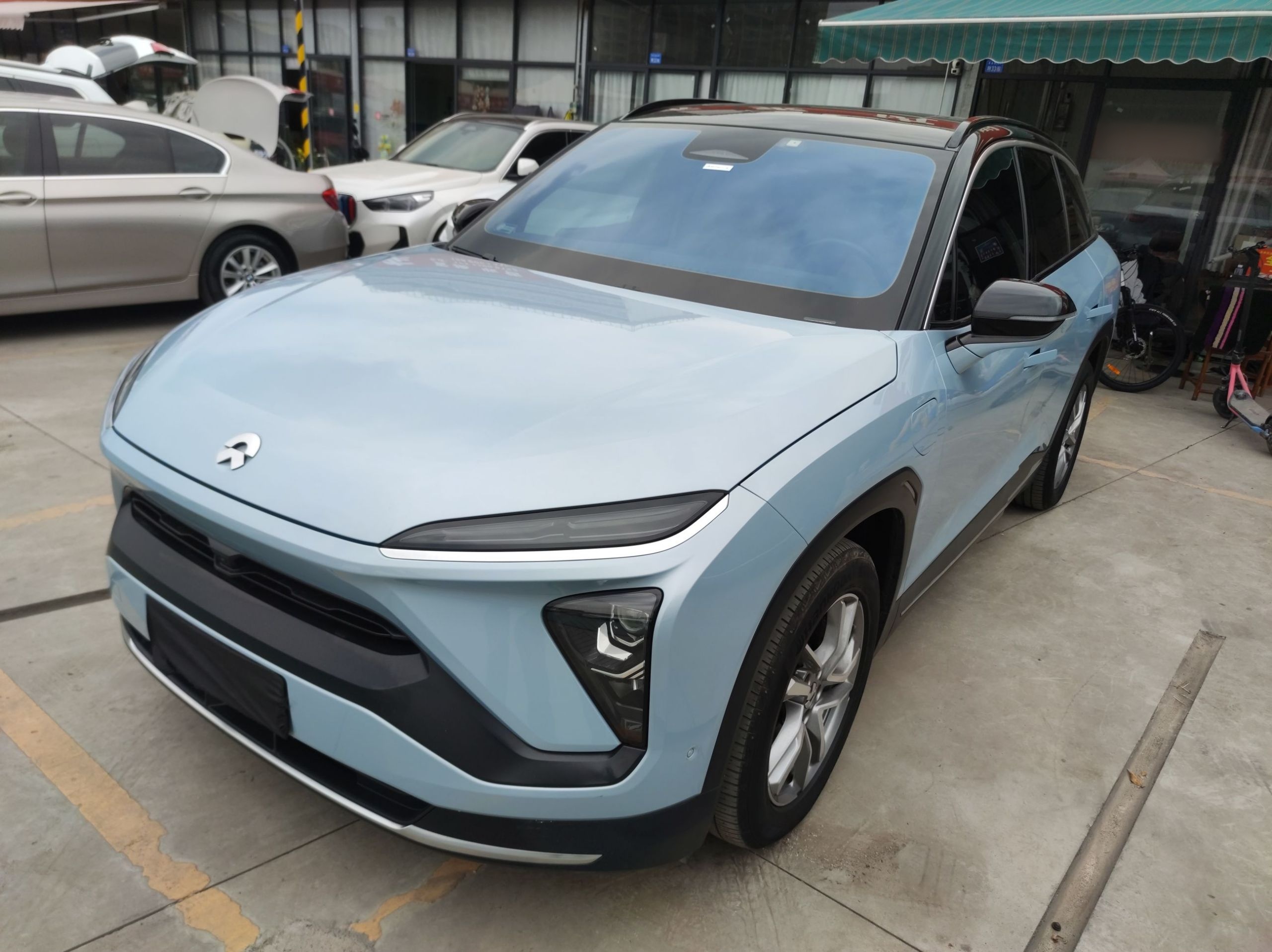 تحت مقدمة السيارة