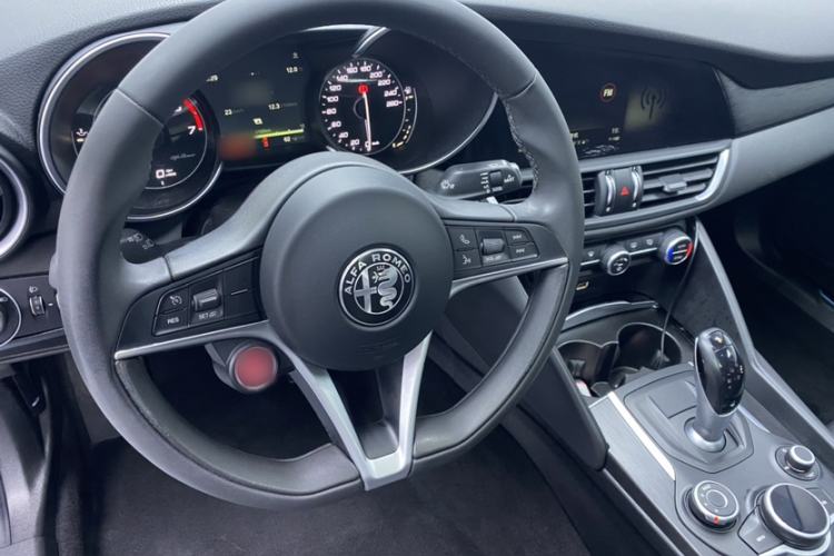 Used Alfa Romeo Giulia 2017 2.0T 200HP Luxury Edition
