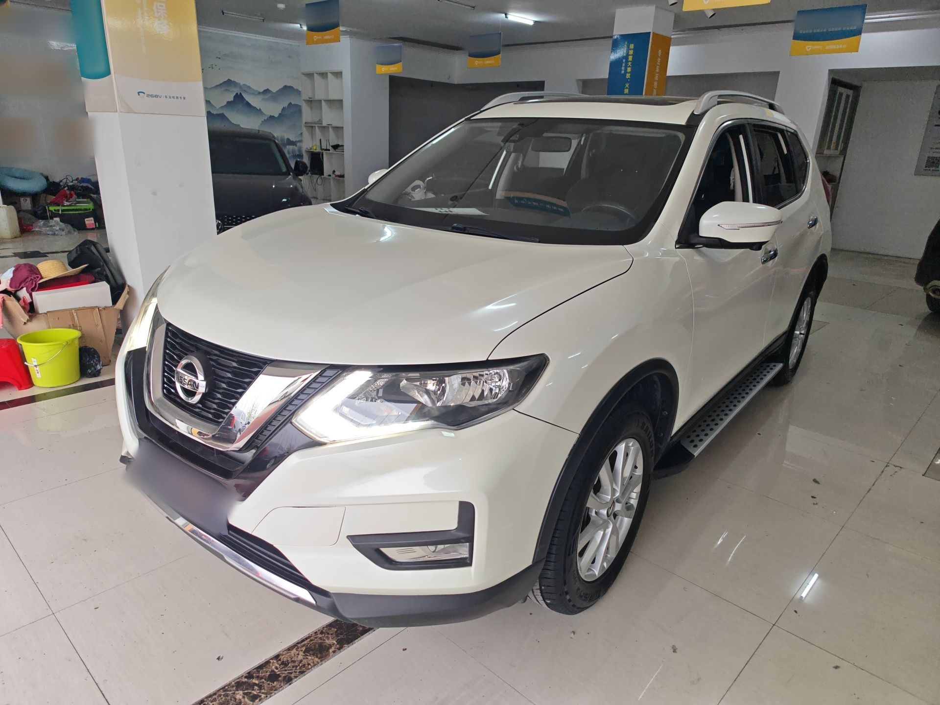 تحت مقدمة السيارة