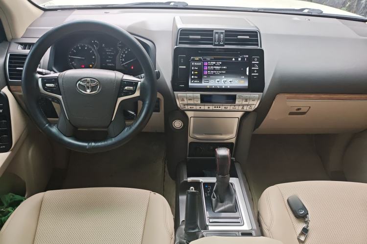 Used Toyota Prado 2018 4.0L VX External Mount Genuine Leather Single Differential Middle East Specification Center Console