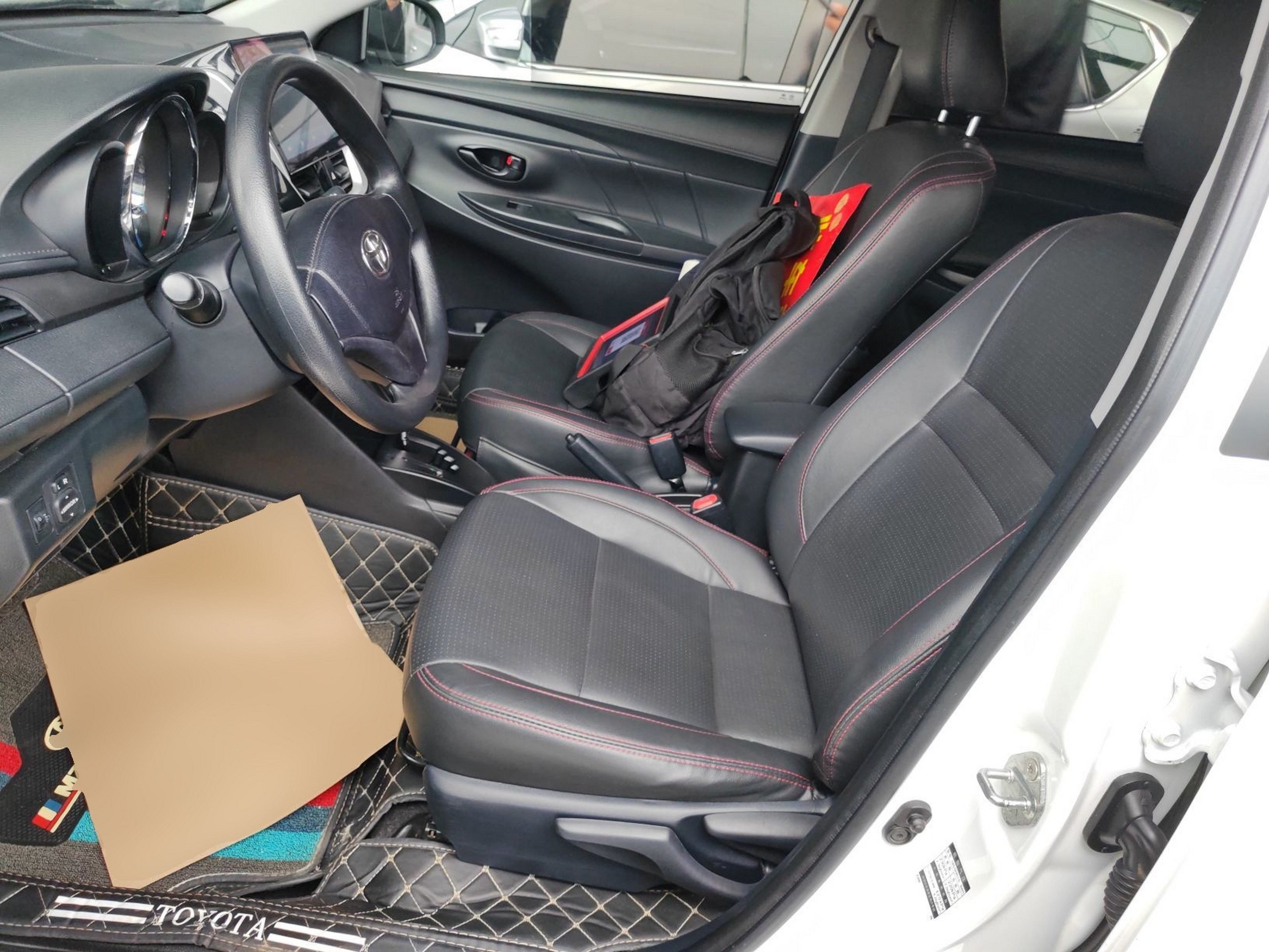 المقاعد الأمامية داخل السيارة