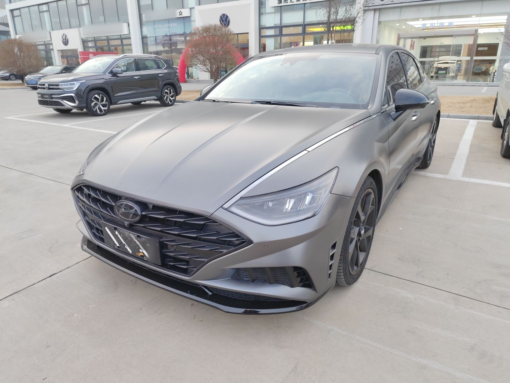 تحت مقدمة السيارة