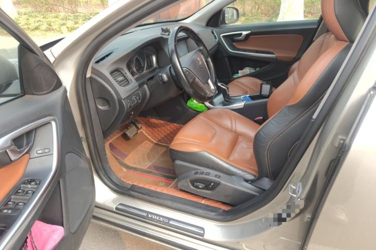 Used Volvo V60 2014 Facelift T5 Zhiyi Edition
