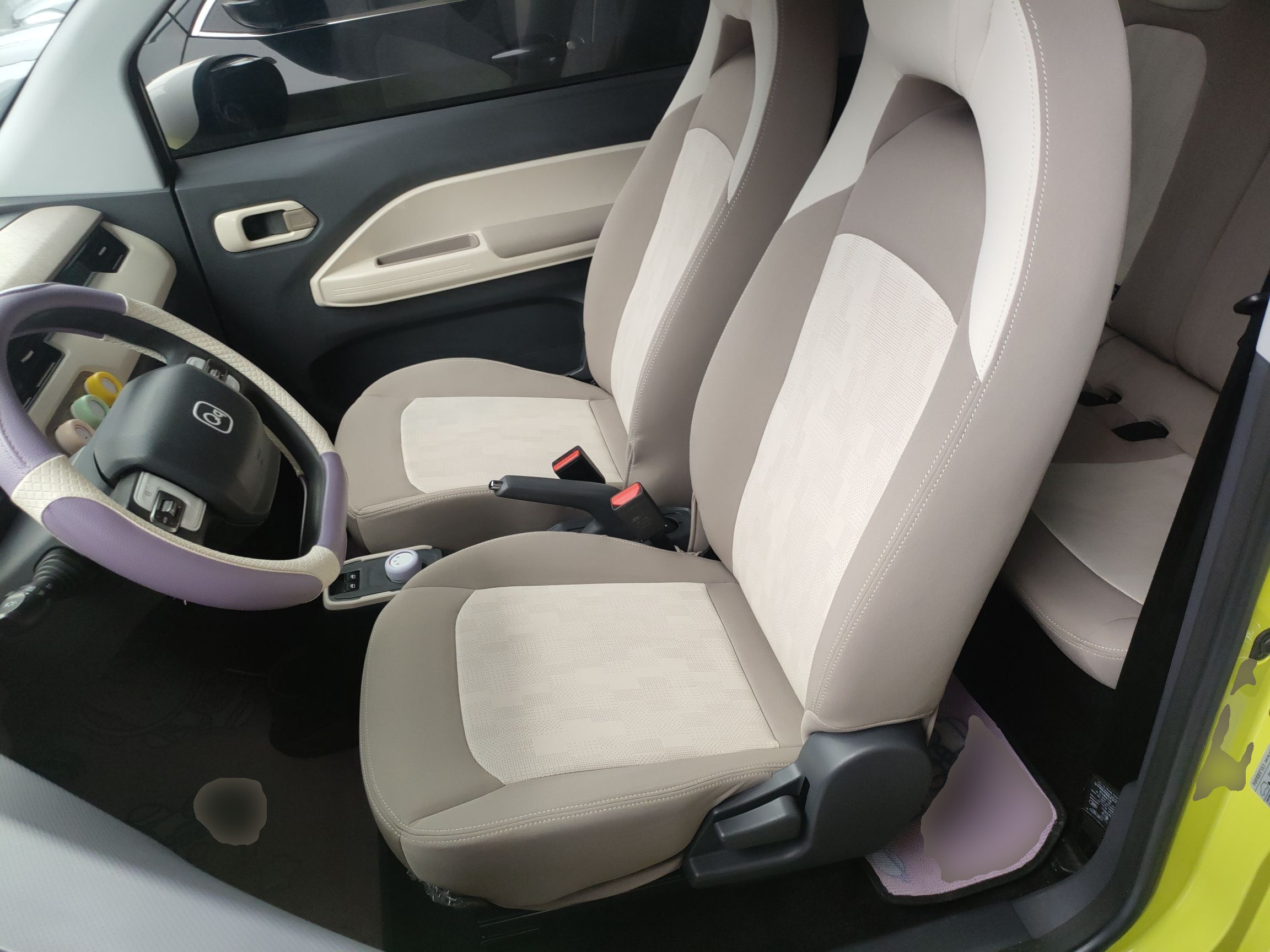 المقاعد الأمامية داخل السيارة