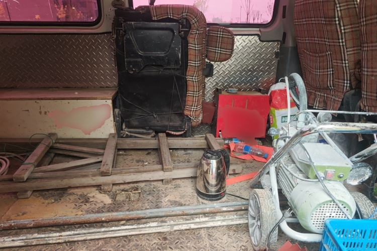 Used SAIC MAXUS Xintu V80 2019 2.5T Classic Edition 6-Speed Manual – Aoyuntong Modified Version Short Wheelbase Mid-Height Roof 5/6 Seats
