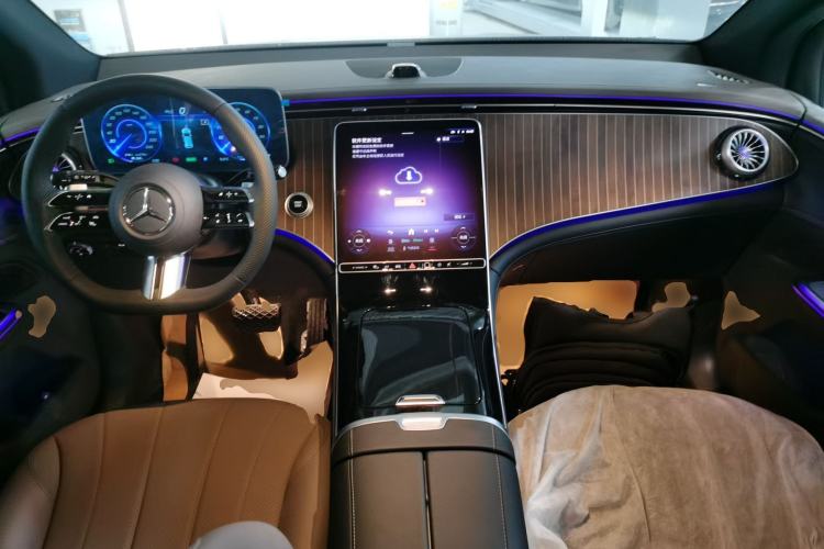 Used Mercedes-Benz EQE SUV 2024 500 4MATIC Pioneer Edition Center Console