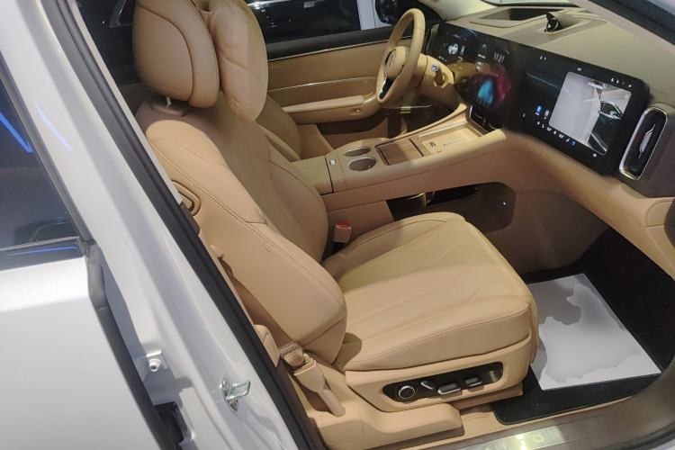 Used Hima AITO M8 2025 Extended-Range Max+ Version 53.4 kWh 6-Seater Edition Right Front Seat