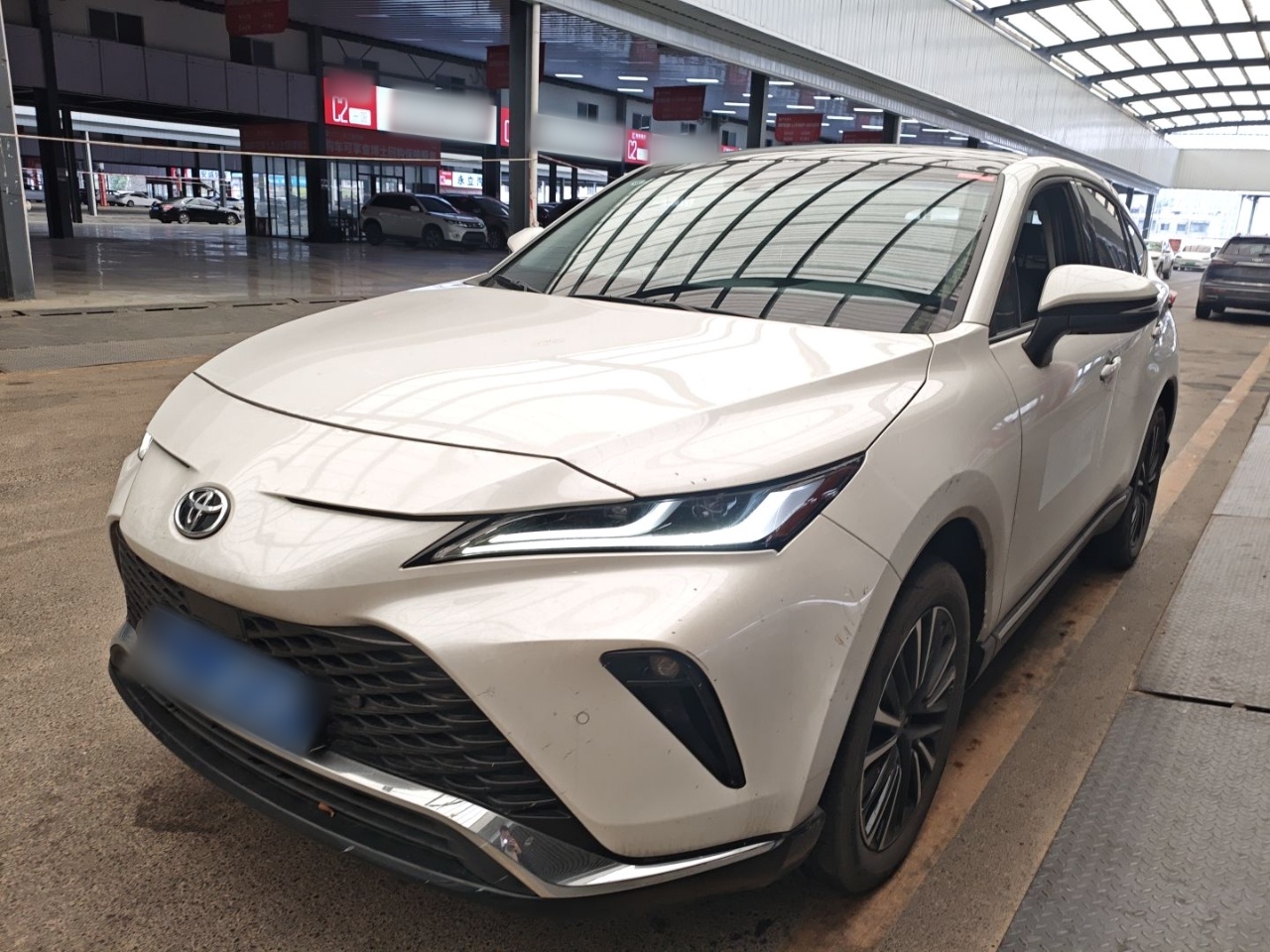 تحت مقدمة السيارة