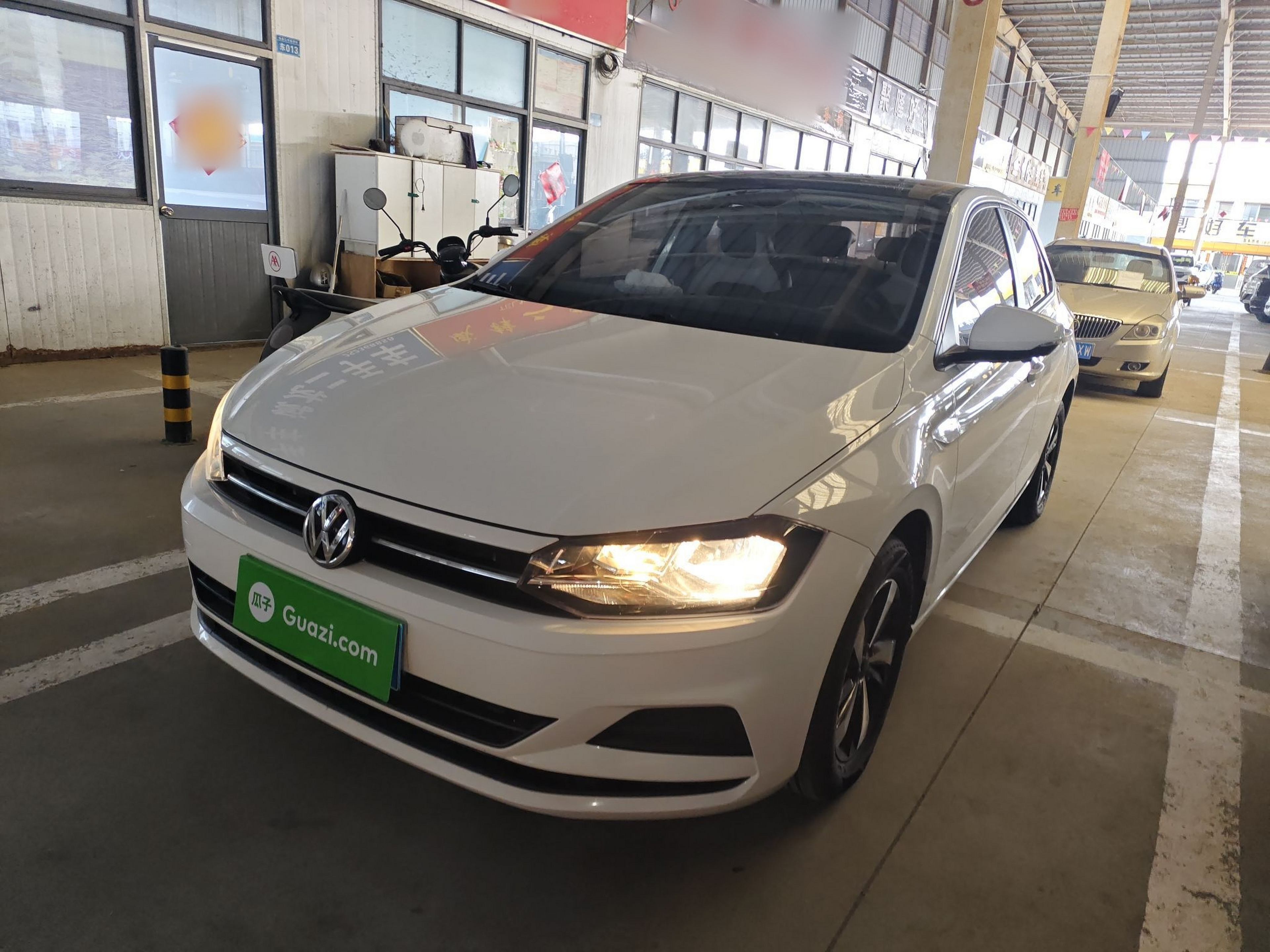 Под передней частью автомобиля