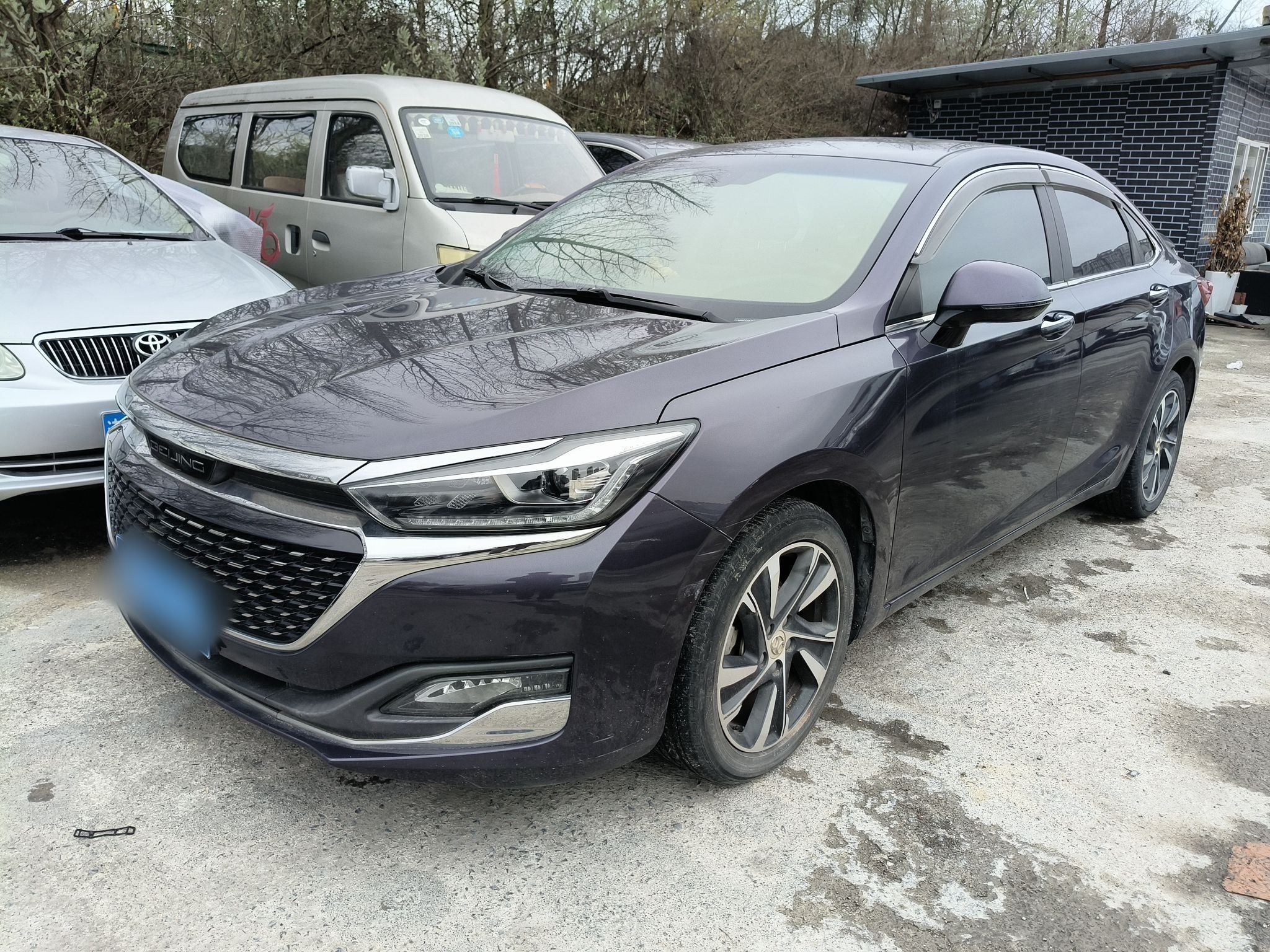 تحت مقدمة السيارة