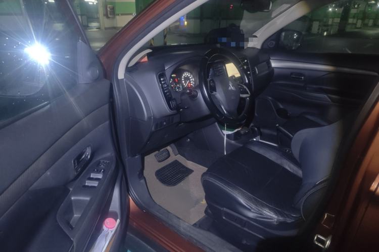 Used Mitsubishi Outlander 2013 2.4L Four-Wheel Drive Luxury Navigation Version 7 Seats
