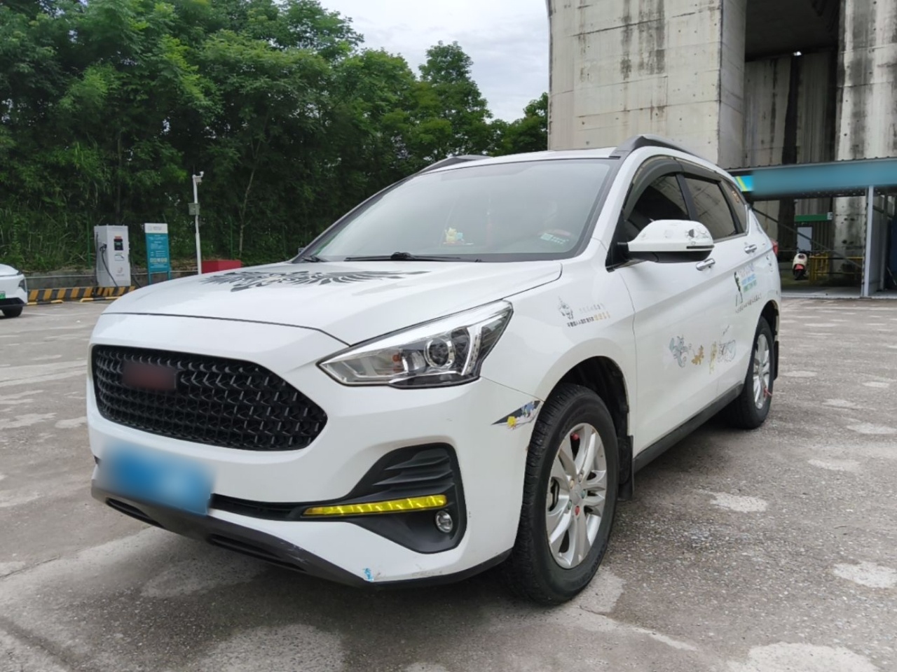Под передней частью автомобиля