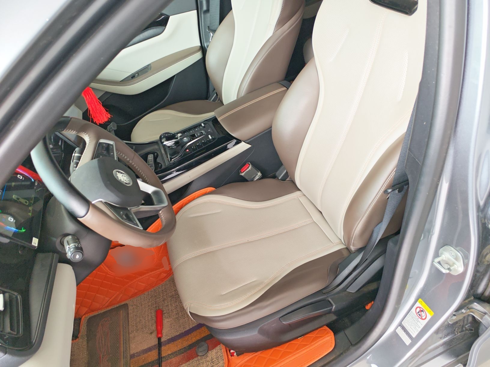 المقاعد الأمامية داخل السيارة