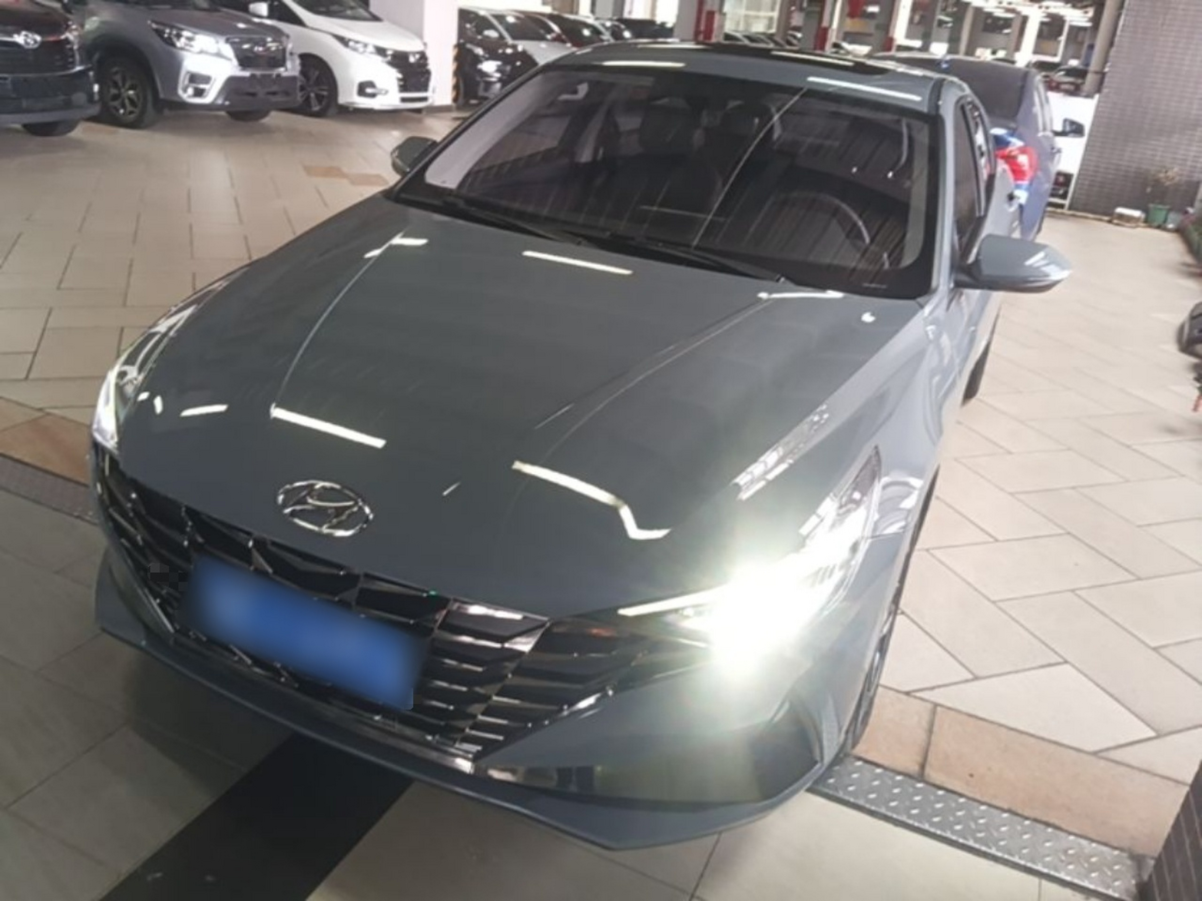 Под передней частью автомобиля