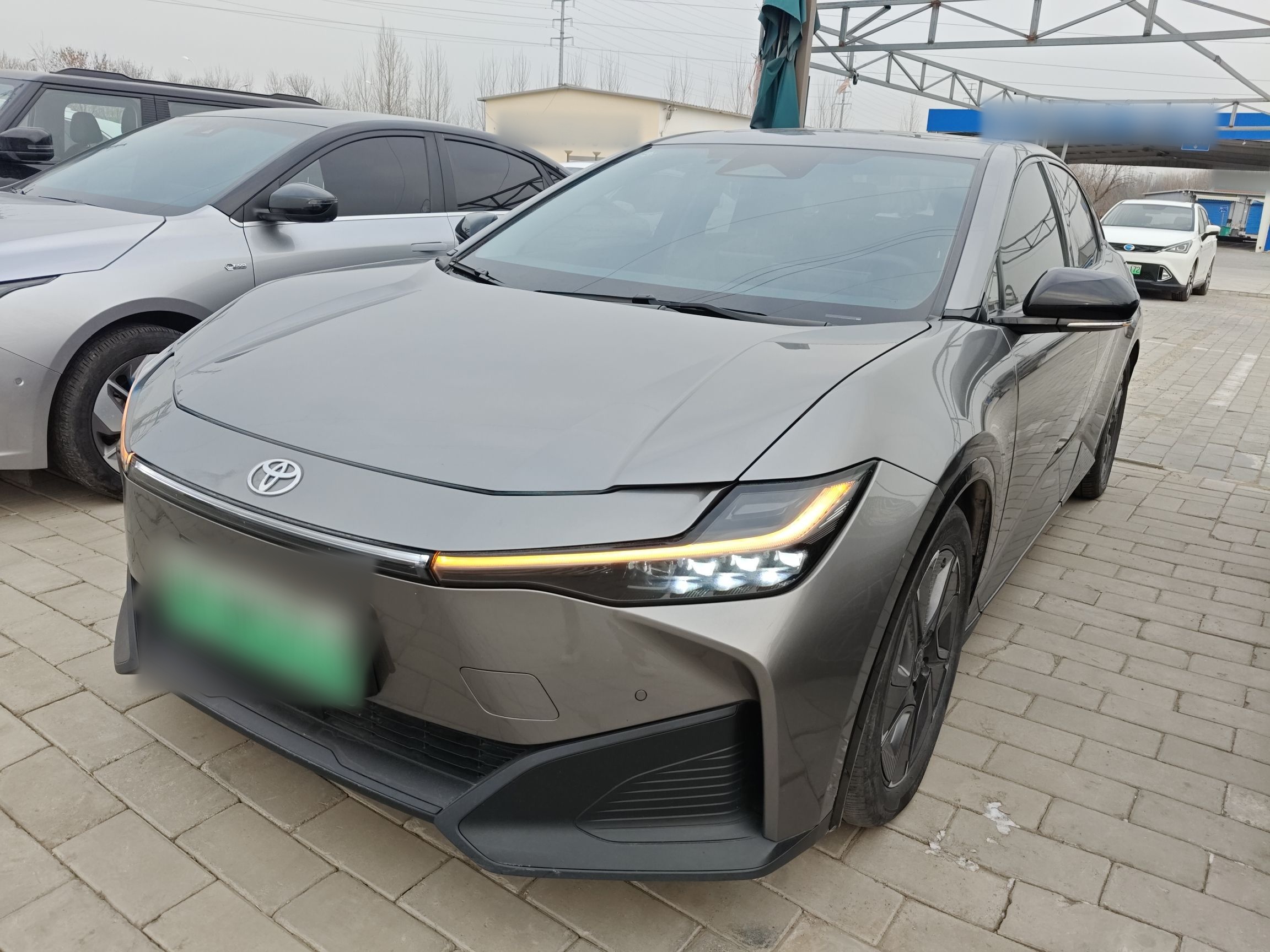 تحت مقدمة السيارة